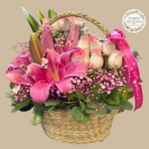 Canasta con Flores Rosadas