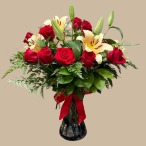 Florero con Rosas Rojas y Liliums Blancos