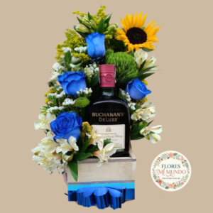 Arreglo con Rosas Azules, Girasoles y Botella de Whisky